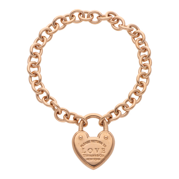 Pulsera eslabón cruzado con dije motivo corazón firma Tiffany & Co. en oro rosa 18 kilates.