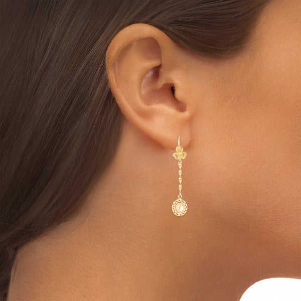 Aretes diseño especial con colgantes y perlas en oro amarillo 14 kilates.