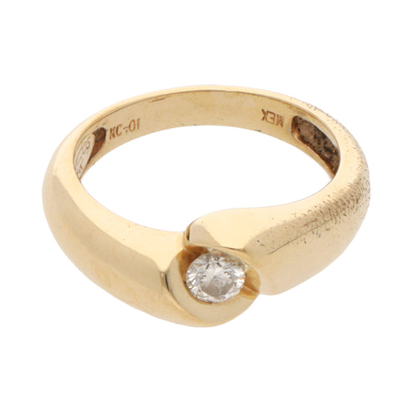 Anillo solitario con diamante en oro amarillo 14 kilates.