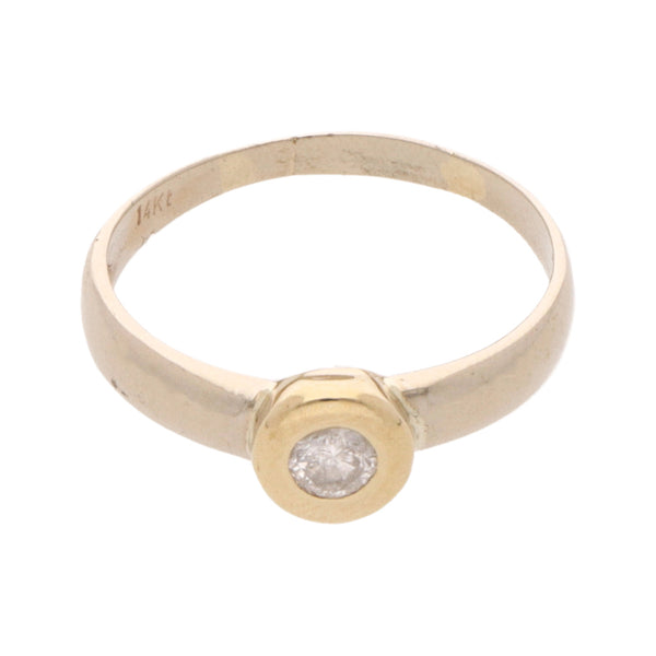 Anillo solitario con diamante en oro amarillo 14 kilates.