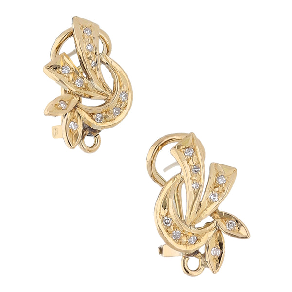 Aretes estilizados con diamantes en oro amarillo 18 kilates.