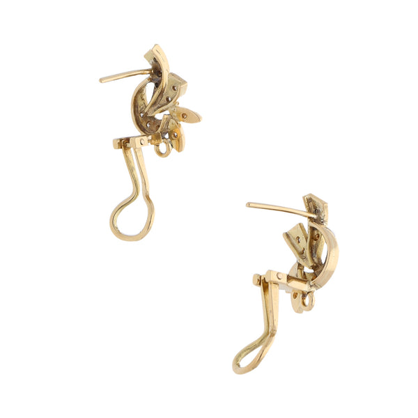 Aretes estilizados con diamantes en oro amarillo 18 kilates.