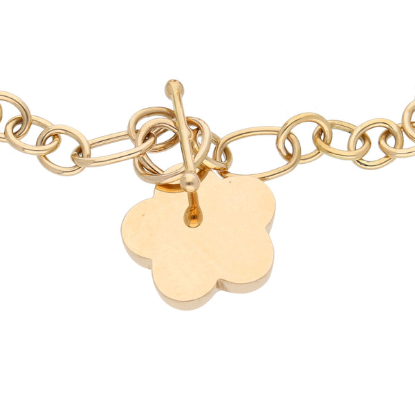 Pulsera eslabón combinado con dije motivo flor en oro amarillo 14 kilates.