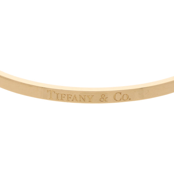 Pulsera de arillo lisa firma Tiffany & Co. en oro amarillo 18 kilates.