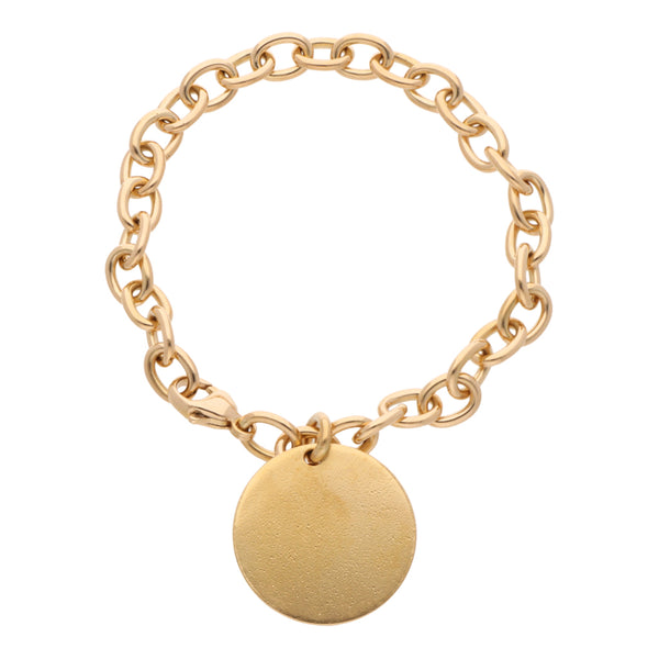 Pulsera eslabón cruzado con dije firma Tiffany & Co. en oro amarillo 18 kilates.