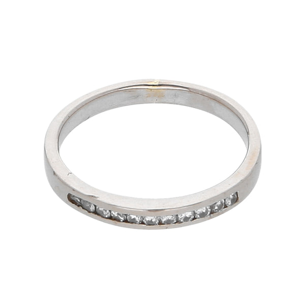 Anillo diseño especial con diamantes en oro blanco 14 kilates.