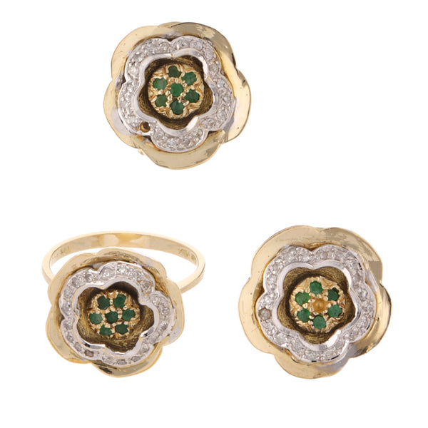 Juego de anillo y aretes diseño especial motivo flor con esmeraldas y diamantes en oro dos tonos 14 kilates.