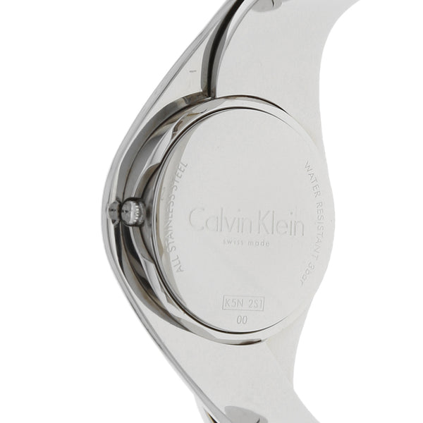 Reloj Calvin Klein para dama en acero inoxidable vista chapa.