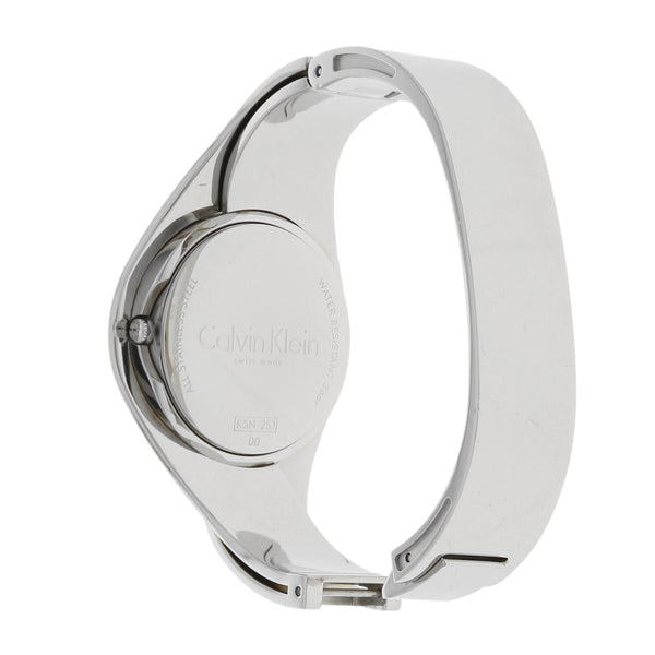 Reloj Calvin Klein para dama en acero inoxidable vista chapa.