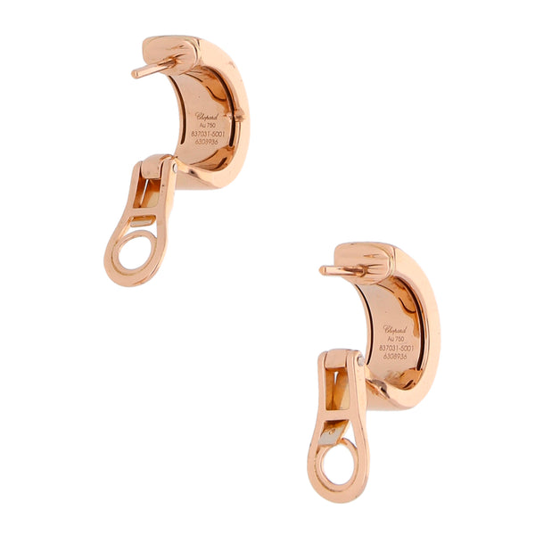 Aretes estilizados firma Chopard en oro rosa 18 kilates.