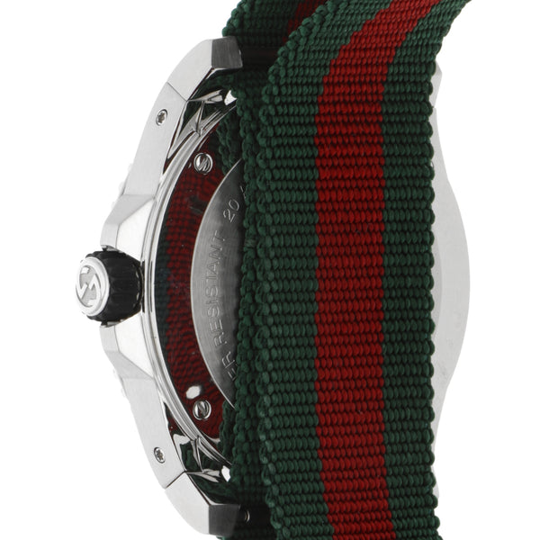 Reloj Gucci para caballero en acero inoxidable correa textil.