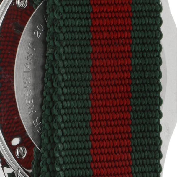 Reloj Gucci para caballero en acero inoxidable correa textil.