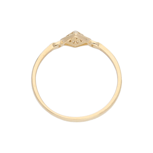 Anillo estilizado con sintéticos en oro amarillo 14 kilates.