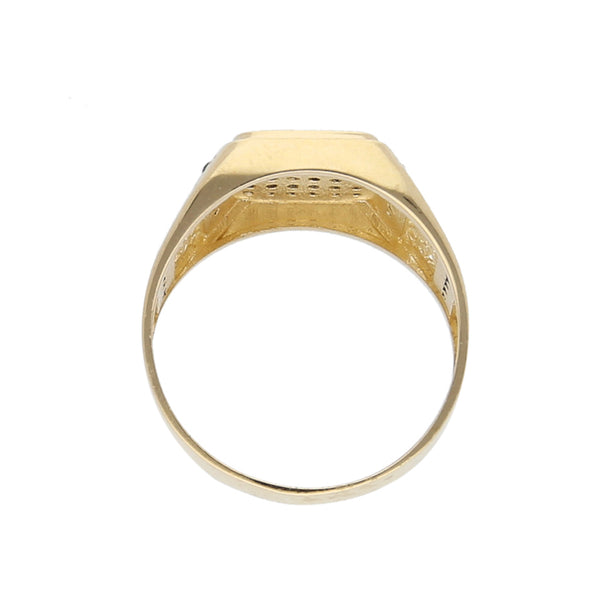 Anillo tipo sello calado con sintéticos en oro amarillo 14 kilates.