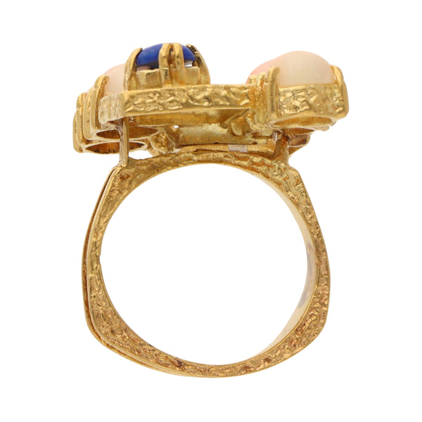 Anillo estilizado con coral y lapislazuli en oro dos tonos 18 kilates.