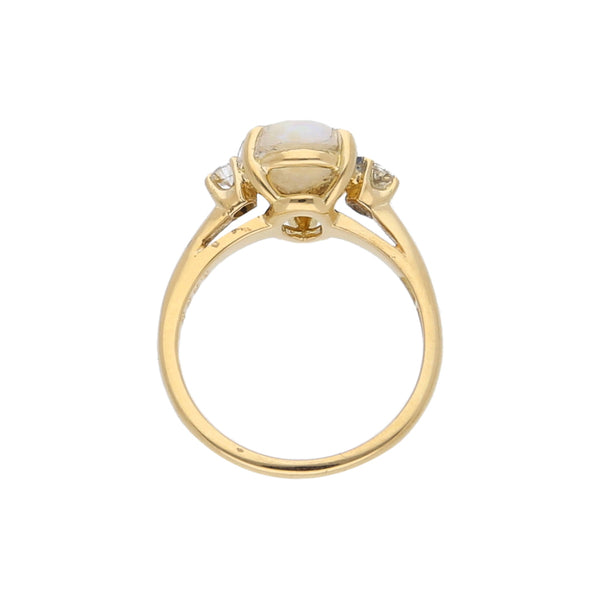 Anillo calado con ópalo y diamantes en oro amarillo 18 kilates.