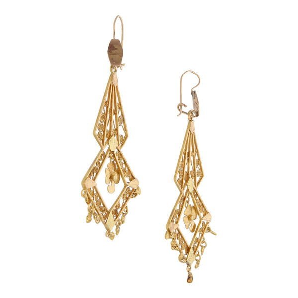 Aretes calados con colgantes de filigrana en oro amarillo 18 kilates.