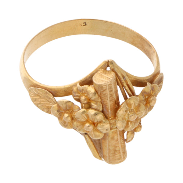 Anillo estilizado motivo floral en oro amarillo 18 kilates.