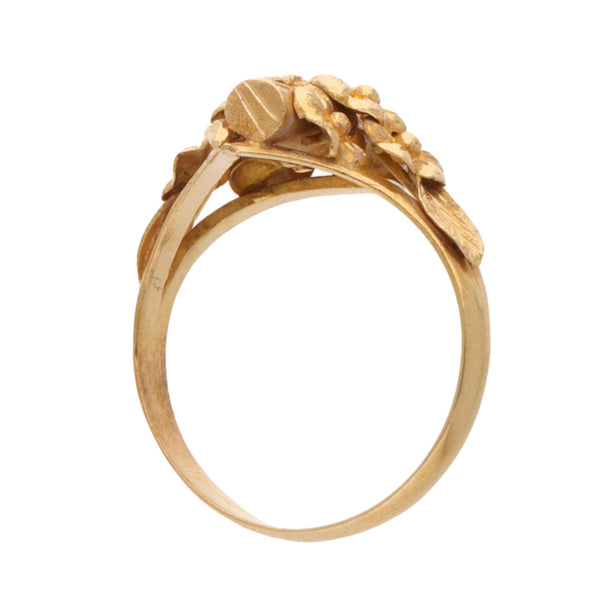 Anillo estilizado motivo floral en oro amarillo 18 kilates.