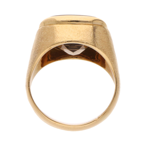 Anillo tipo sello con sintético en oro amarillo 18 kilates.