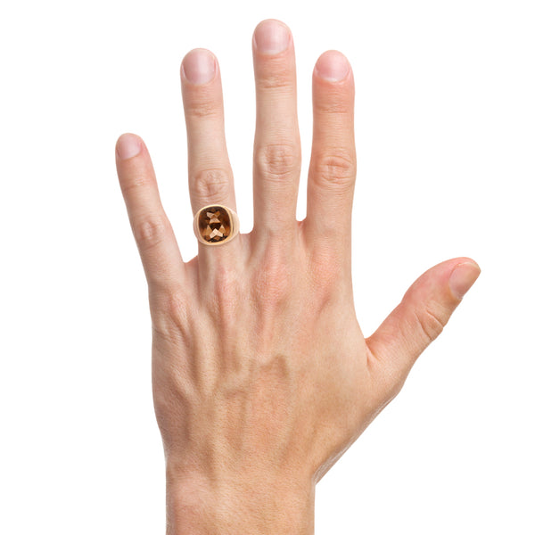 Anillo tipo sello con sintético en oro amarillo 18 kilates.