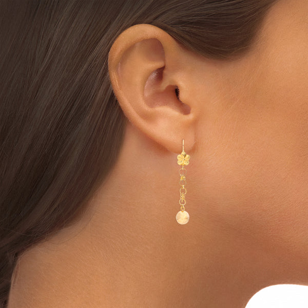 Aretes diseño especial con colgantes motivo esferas y flores en oro amarillo 18 kilates.