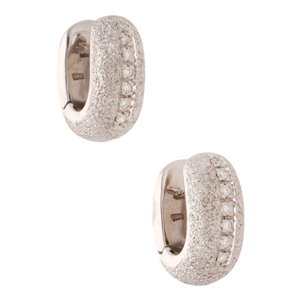 Arracadas articuladas martilladas con diamantes en oro blanco 18 kilates.