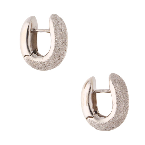 Arracadas articuladas martilladas con diamantes en oro blanco 18 kilates.