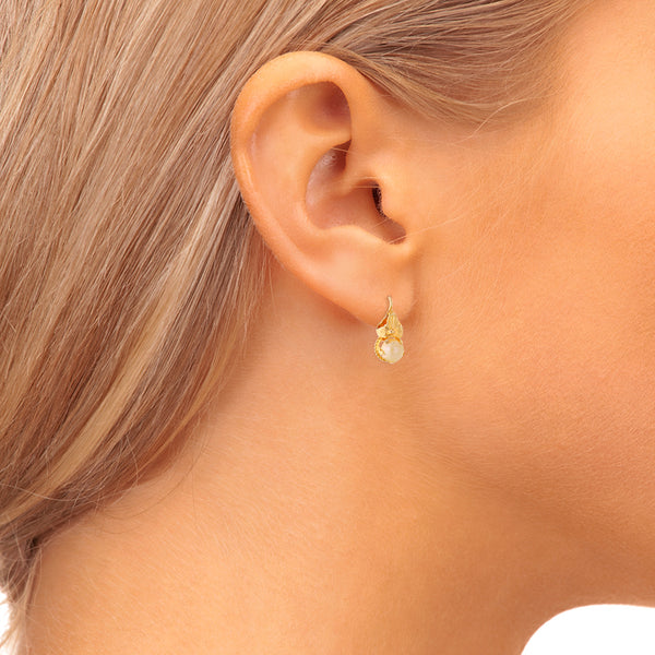 Aretes diseño especial motivo floral con perlas en oro amarillo 18 kilates.