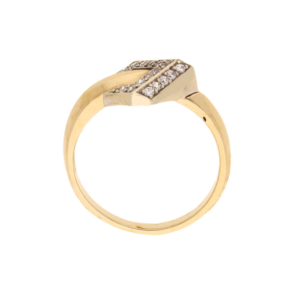 Anillo estilizado platinado con sintéticos en oro amarillo 14 kilates.
