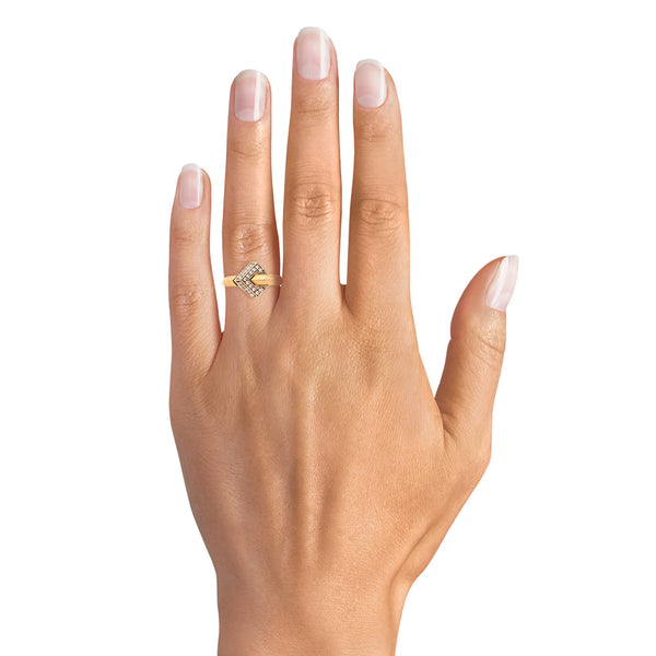 Anillo estilizado platinado con sintéticos en oro amarillo 14 kilates.