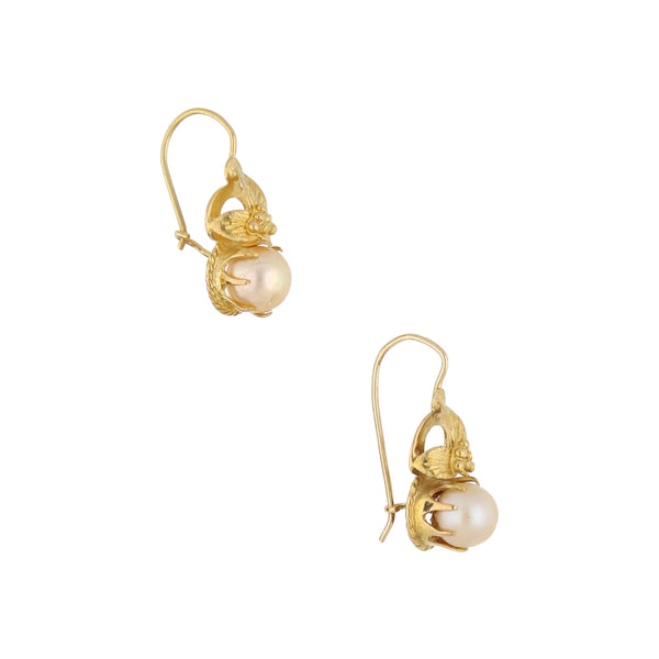 Aretes diseño especial con perlas en oro amarillo 18 kilates.