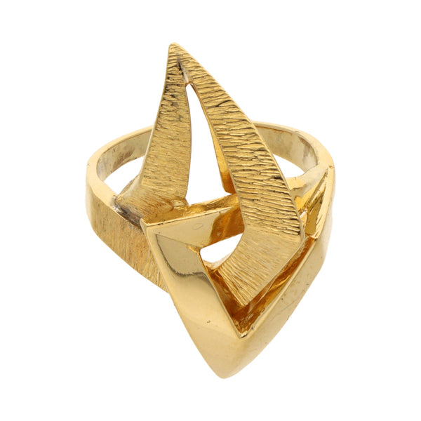 Anillo calado motivo triángulos en oro amarillo 18 kilates.