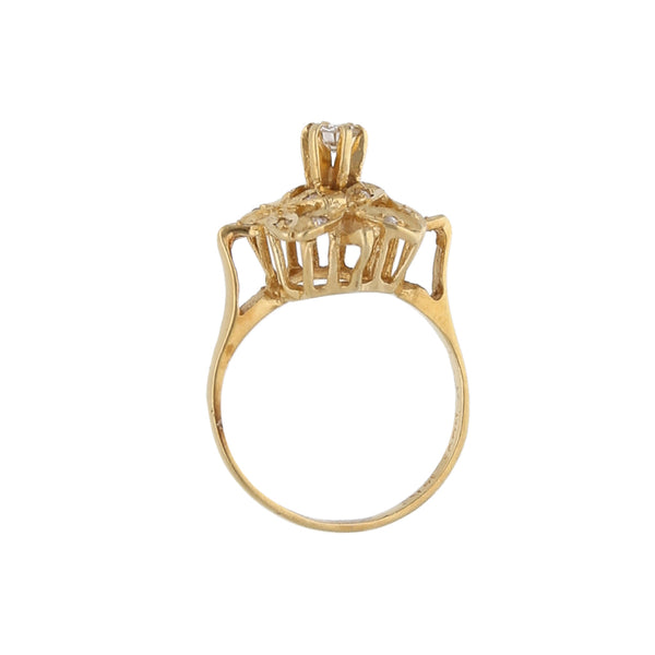 Anillo calado con diamantes en oro amarillo 14 kilates.