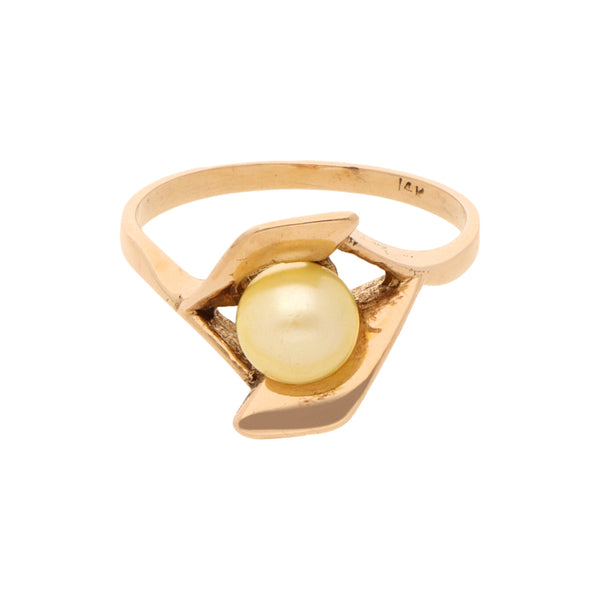 Anillo liso con perla en oro amarillo 14 kilates.