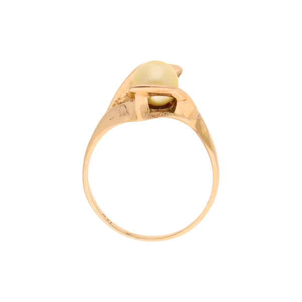 Anillo liso con perla en oro amarillo 14 kilates.