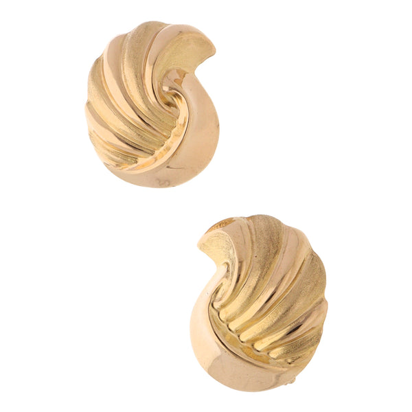 Aretes estilizados en oro amarillo 14 kilates.