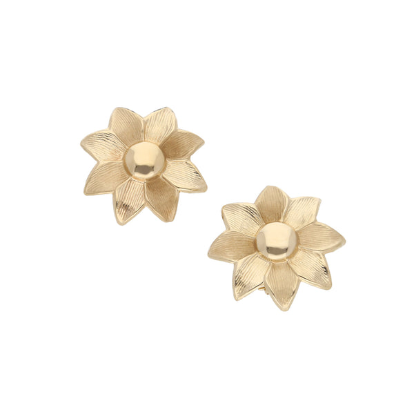 Aretes laminados motivo flor en oro amarillo 14 kilates.