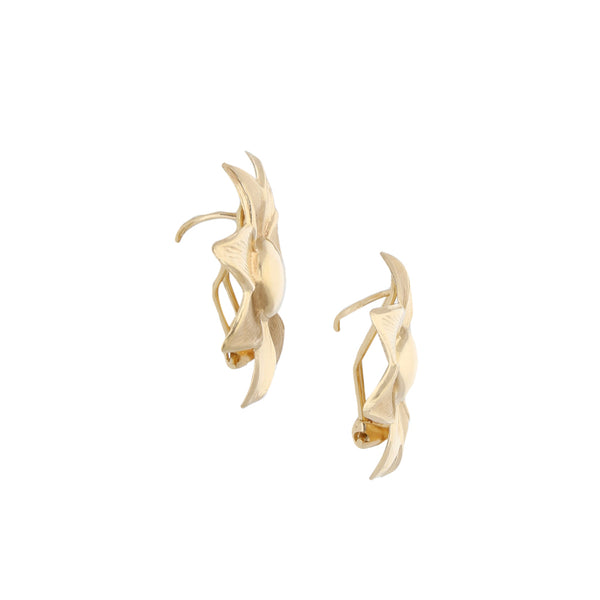 Aretes laminados motivo flor en oro amarillo 14 kilates.