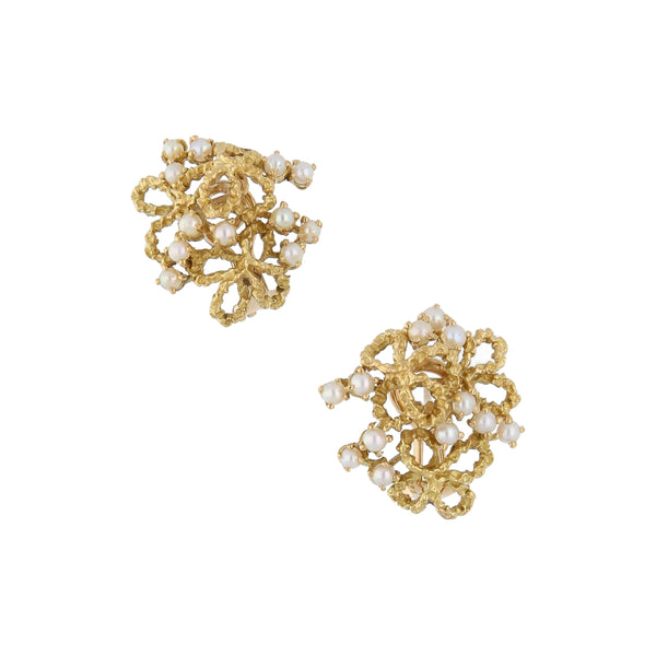 Aretes calados con perlas en oro amarillo 18 kilates.