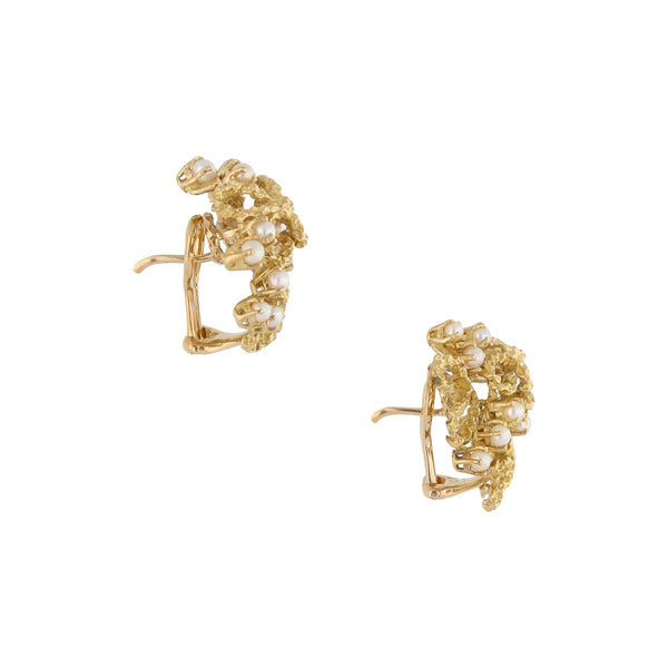 Aretes calados con perlas en oro amarillo 18 kilates.