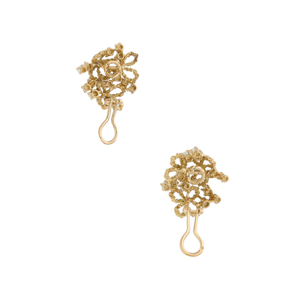 Aretes calados con perlas en oro amarillo 18 kilates.