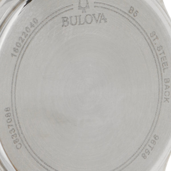 Reloj Bulova para dama en acero inoxidable correa piel.