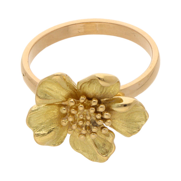 Anillo diseño especial motivo flor en oro amarillo 18 kilates.