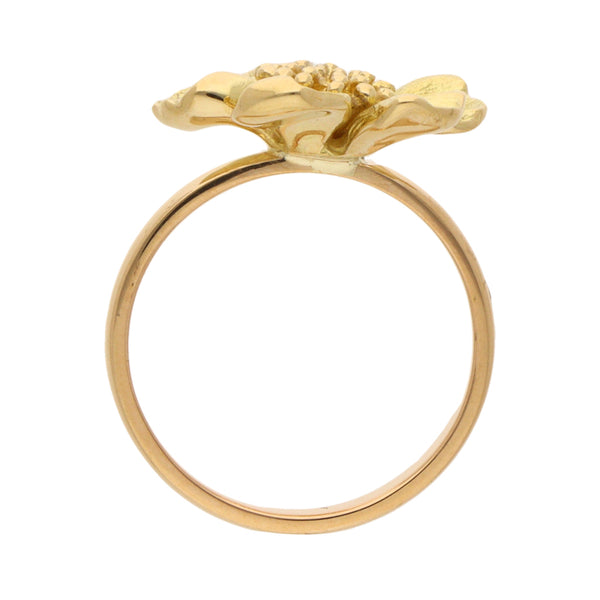 Anillo diseño especial motivo flor en oro amarillo 18 kilates.