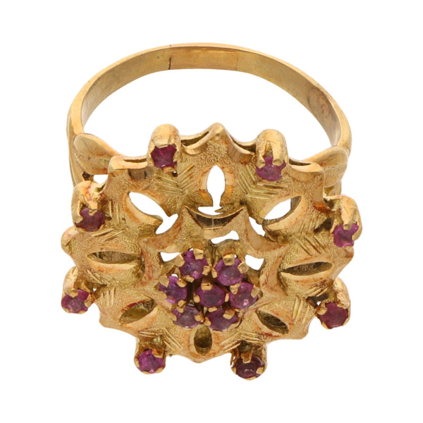 Anillo calado con rubíes motivo floral en oro amarillo 18 kilates.