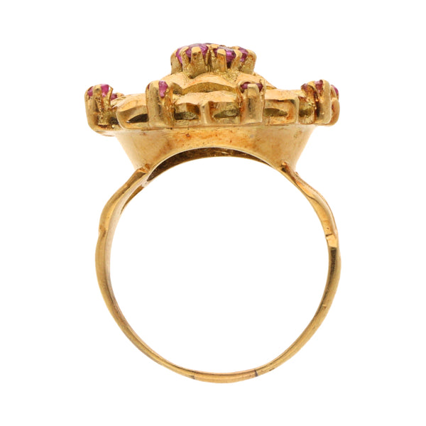 Anillo calado con rubíes motivo floral en oro amarillo 18 kilates.