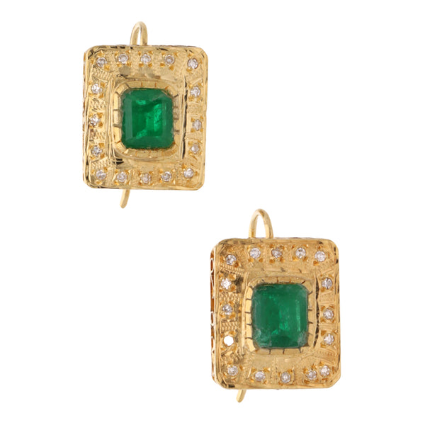 Aretes calados con esmeraldas y diamantes en oro amarillo 18 kilates.