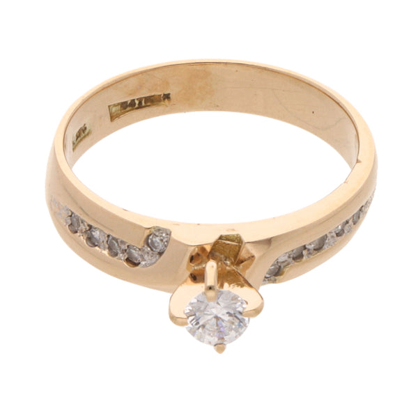 Anillo diseño especial con circonias en oro amarillo 14 kilates.
