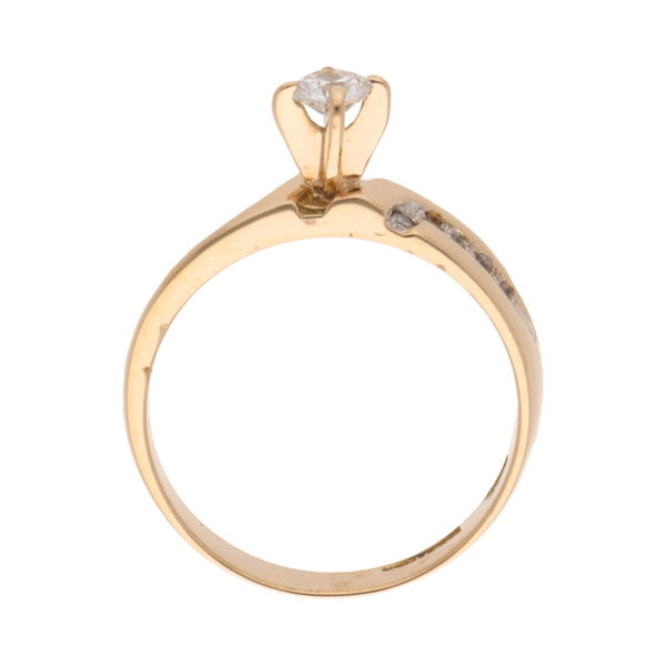 Anillo diseño especial con circonias en oro amarillo 14 kilates.